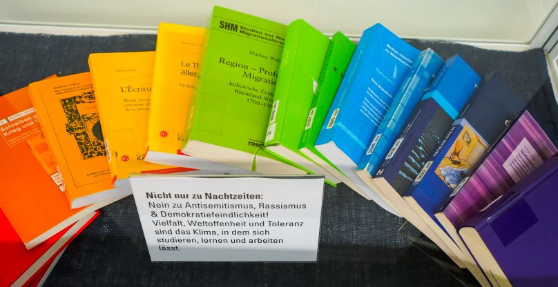 Lange Nacht 2024, "Toleranzvitrine" mit bunten Büchern, Foto: Barbara Mönkediek / Universitätsbibliothek