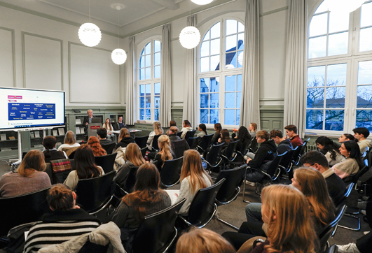 Lange Nacht 2024: Workshop Jura im Zimeliensaal (Recherche und Schreibwerkstatt), Foto: Barbara Mönkediek / Universitätsbibliothek