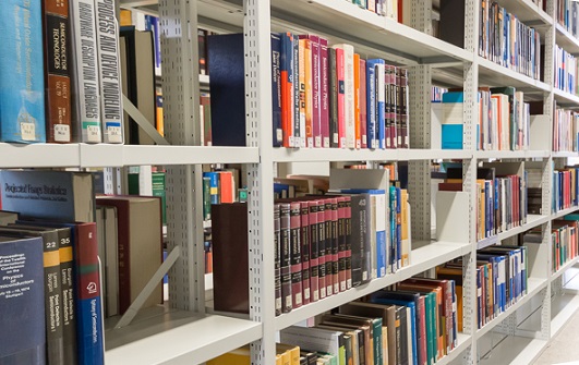 Regale mit Büchern in der Bereichsbibliothek Naturwissenschaften / Mathematik, Foto: Barbara Mönkediek / Universitätsbibliothek