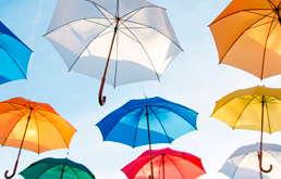 Bunte Schirme, Profilbild von osnaDocs (Adrianna Calvo: umbrellas art flying, Pexels 17679, Creative Commons CC0)