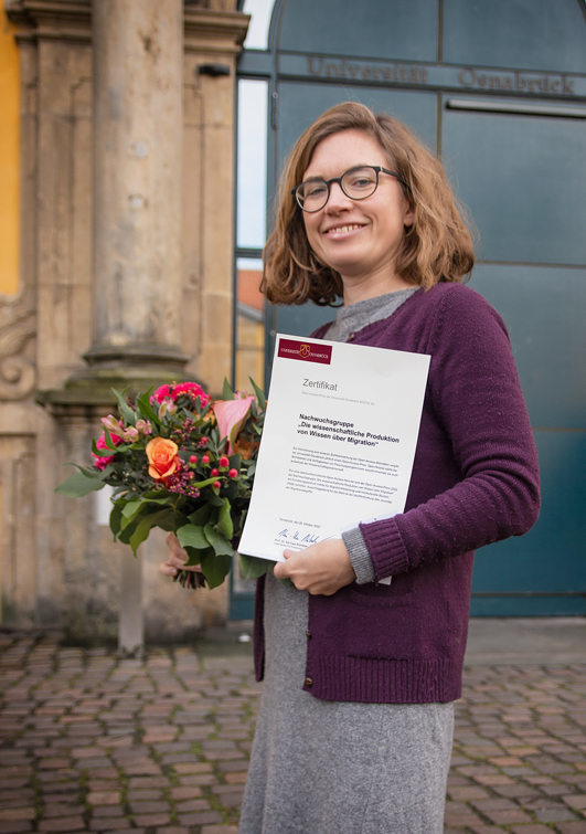 Frau Dr. Inken Bartels bei der Entgegennahme des Open-Access-Preises 2022, Foto: Barbara Mönkediek / Universitätsbibliothek