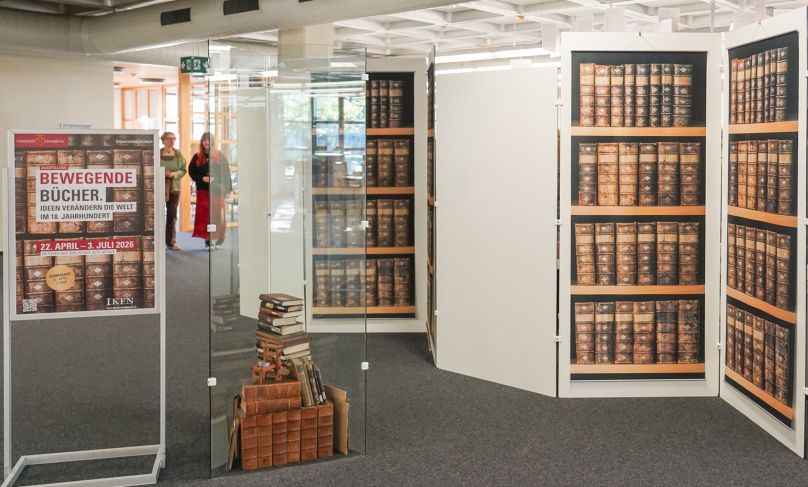 Eingangsbereich der Ausstellung "Bewegende Bücher" im Foyer der Bibliothek Alte Münze, Foto: Barbara Mönkediek / Universitätsbibliothek
