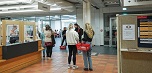 Lange Nacht 2023, Gäste im Foyer der Bibliothek Alte Münze