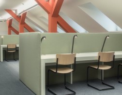 Leseplätze im grünen Lesesaalbereich Leseplätze im grünen Lesesaalbereich