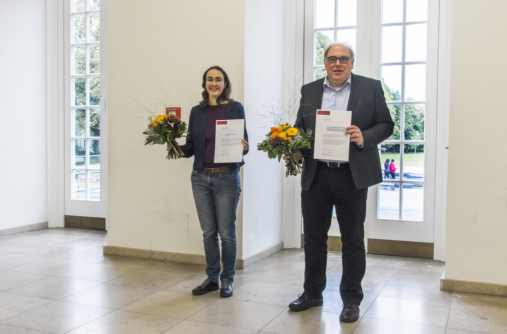 Preisträger(innen) des OA-Preises 2021: Elen Le Foll und Prof. Dr. Jochen Oltmer (IMIS), Foto: Barbara Mönkediek / Universitätsbibliothek