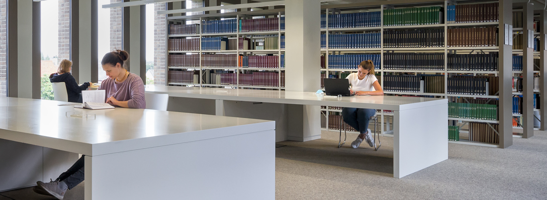 Studentinnen in der Bibliothek auf dem Westerberg, Foto: Barbara Mönkediek / Universitätsbibliothek