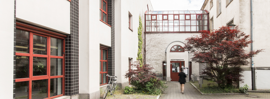 Bibliothek Alte Münze, Studentin vor dem Seiteneingang, Foto: Barbara Mönkediek / Universitätsbibliothek